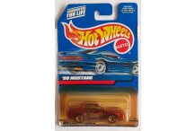 hotwheels mustang 99  de l an 2000 26 ans 1/64 comme sur la photo un peu jaunie plastique craqué en dessous