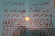 décalcomanie décalque plein de lettre alphabet et chiffre en rouge sous tv